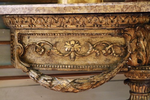 Mobilier Console - Console d’applique en bois doré reposant sur un pied