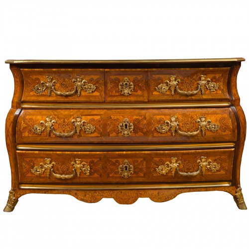 Exceptionnelle commode tombeau marquetée