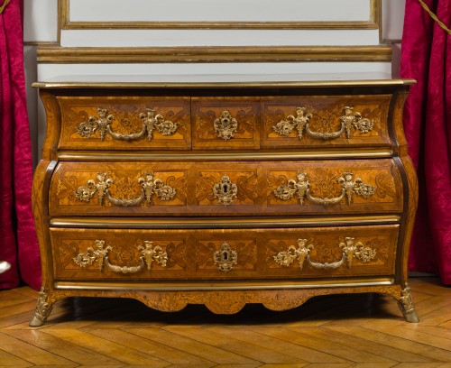 Exceptionnelle commode tombeau marquetée - Mobilier Style Régence