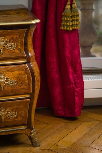 XVIIIe siècle - Exceptionnelle commode tombeau marquetée
