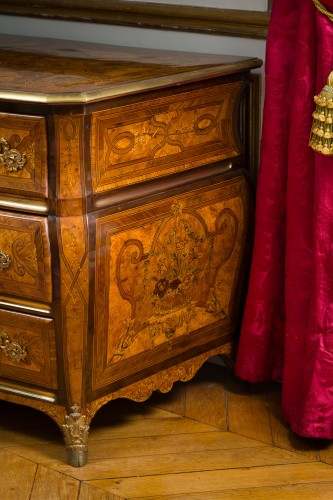 Exceptionnelle commode tombeau marquetée - Régence