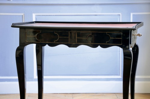 XVIIIe siècle - Petit bureau en bois noirci
