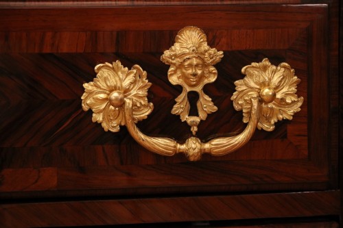 XVIIIe siècle - Commode à pont en bois de palissandre attribuée à Etienne Doirat