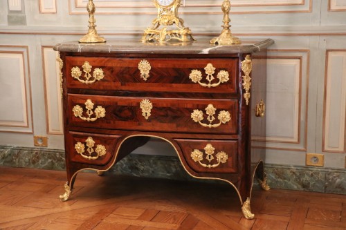 Antiquités - Commode à pont en bois de palissandre attribuée à Etienne Doirat