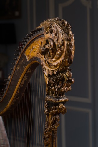 Objets de Curiosité  - Harpe à pédale en bois doré et sculpté d'époque Louis XVI