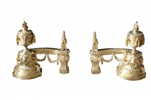 Paire de grands chenets en bronze ciselé doré attribué à Pitoin d’époque Transition