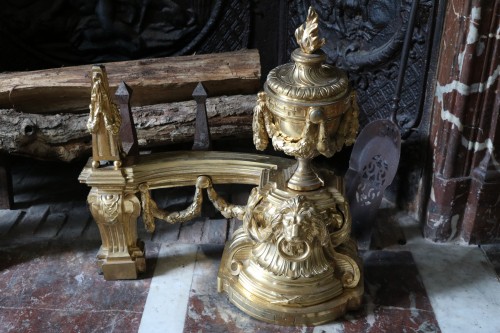 Objet de décoration  - Paire de grands chenets en bronze ciselé doré attribué à Pitoin d’époque Transition