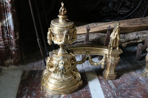 Paire de grands chenets en bronze ciselé doré attribué à Pitoin d’époque Transition - Galerie Pellat de Villedon