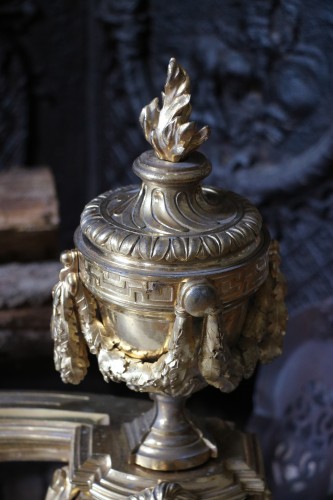 XVIIIe siècle - Paire de grands chenets en bronze ciselé doré attribué à Pitoin d’époque Transition
