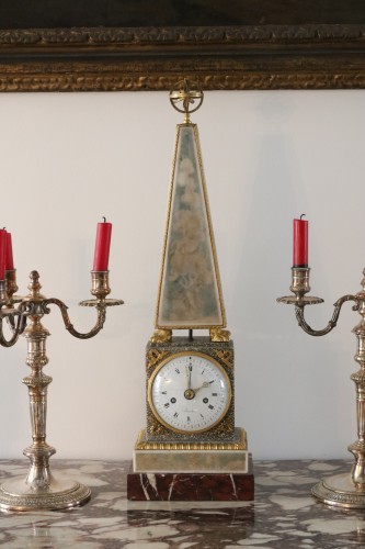 Pendule obélisque Louis XVI signée Bourdier - Horlogerie Style Louis XVI