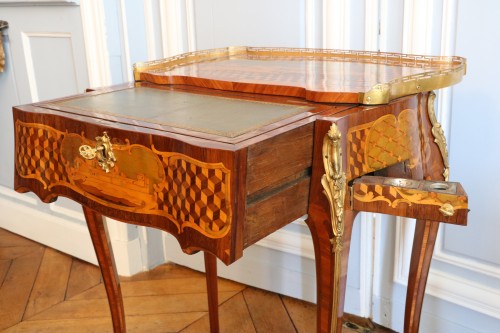 Louis XV - Table à écrire dite « à la Pompadour » estampillée Léonard Boudin