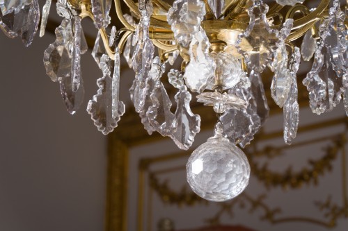 XVIIIe siècle - Lustre Louis XV en cristal et bronze doré à neuf bras de lumière