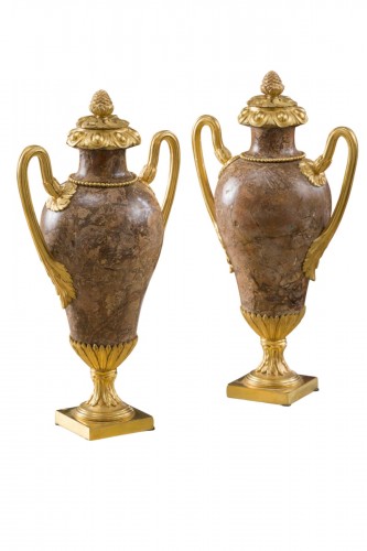 Paire de vases couverts d'époque Louis XVI