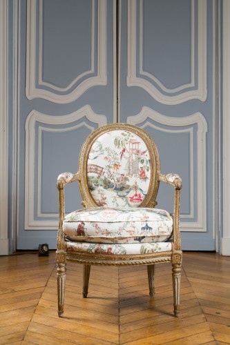 Sièges  - Suite de quatre fauteuils en médaillon d'époque Louis XVI