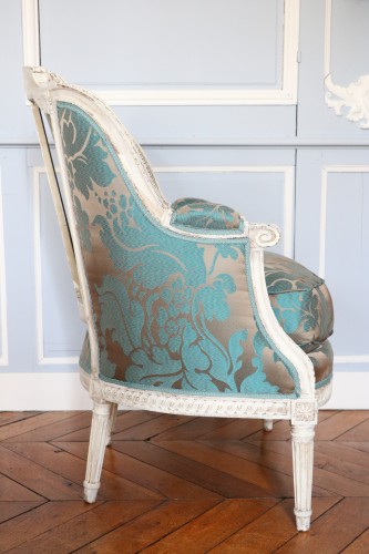 XVIIIe siècle - Paire de bergères à dossier en chapeau de gendarme d'époque Louis XVI