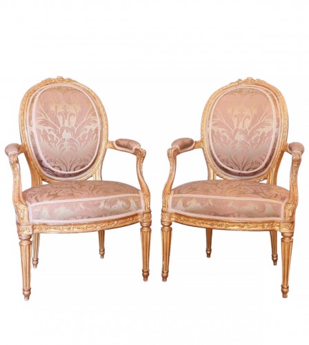 Paire de fauteuils à dossier médaillon Transition estampillés Pierre Bernard