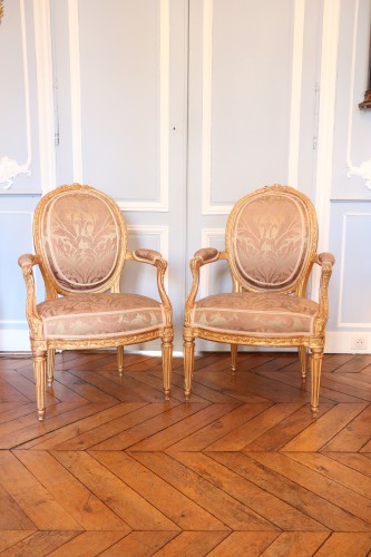 Paire de fauteuils à dossier médaillon Transition estampillés Pierre Bernard - Sièges Style Transition