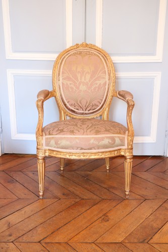 Sièges Fauteuil & Bergère - Paire de fauteuils à dossier médaillon Transition estampillés Pierre Bernard