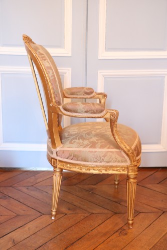 Paire de fauteuils à dossier médaillon Transition estampillés Pierre Bernard - Galerie Pellat de Villedon