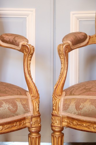 Paire de fauteuils à dossier médaillon Transition estampillés Pierre Bernard - Transition