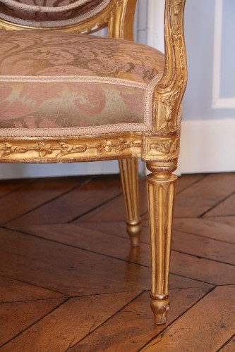 Transition - Paire de fauteuils à dossier médaillon Transition estampillés Pierre Bernard