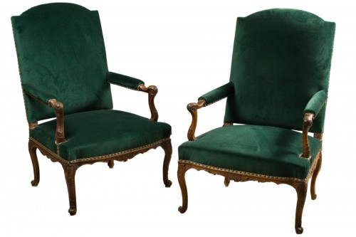 Paire de fauteuils à la reine en bois de hêtre teinté et sculpté