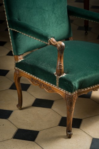 Paire de fauteuils à la reine en bois de hêtre teinté et sculpté - Sièges Style Régence