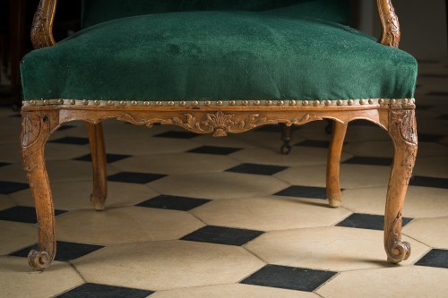 Paire de fauteuils à la reine en bois de hêtre teinté et sculpté - Galerie Pellat de Villedon