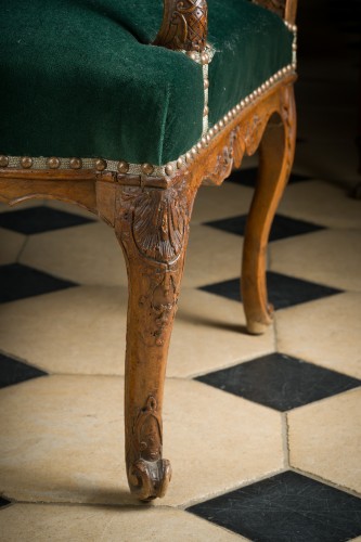 XVIIIe siècle - Paire de fauteuils à la reine en bois de hêtre teinté et sculpté