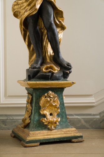 Louis XV - Large pair of carved, gilt, and patinated wooden torchères (candle stands)