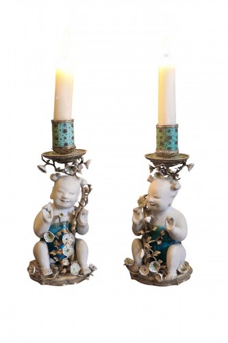 Paire de bougeoirs Régence en porcelaine de Chine montée en bronze doré