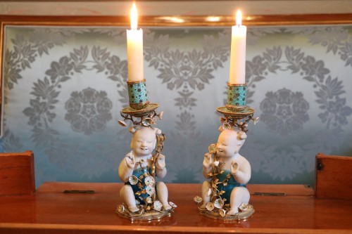 Paire de bougeoirs Régence en porcelaine de Chine montée en bronze doré - Luminaires Style Régence