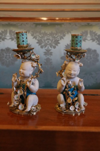 Paire de bougeoirs Régence en porcelaine de Chine montée en bronze doré - Galerie Pellat de Villedon