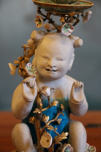 XVIIIe siècle - Paire de bougeoirs Régence en porcelaine de Chine montée en bronze doré