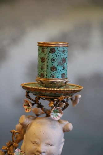 Régence - Paire de bougeoirs Régence en porcelaine de Chine montée en bronze doré