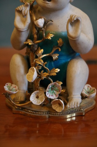 Antiquités - Paire de bougeoirs Régence en porcelaine de Chine montée en bronze doré