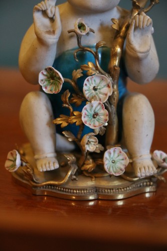 Antiquités - Paire de bougeoirs Régence en porcelaine de Chine montée en bronze doré