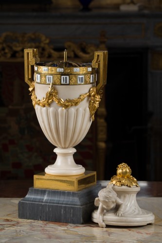 Pendule à cercles tournants en marbres blanc, bleu turquin et bronze ciselé et doré - Horlogerie Style Louis XVI