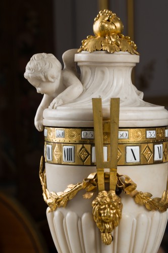 Horlogerie Pendule - Pendule à cercles tournants en marbres blanc, bleu turquin et bronze ciselé et doré