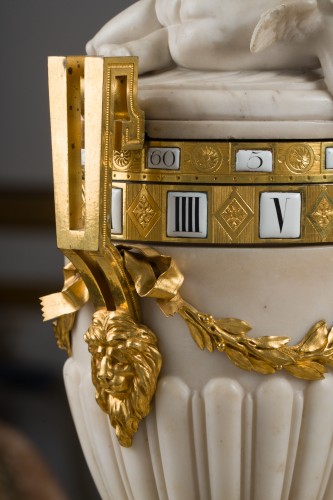 XVIIIe siècle - Pendule à cercles tournants en marbres blanc, bleu turquin et bronze ciselé et doré