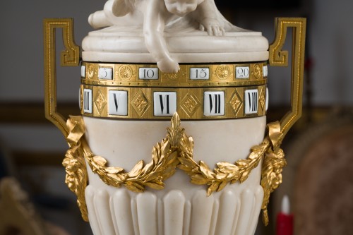 Pendule à cercles tournants en marbres blanc, bleu turquin et bronze ciselé et doré - Louis XVI