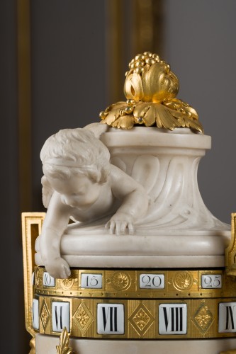 Louis XVI - Pendule à cercles tournants en marbres blanc, bleu turquin et bronze ciselé et doré