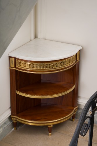 XVIIIe siècle - Paire d’encoignures estampillées G.Dester provenant du château de Dampierre