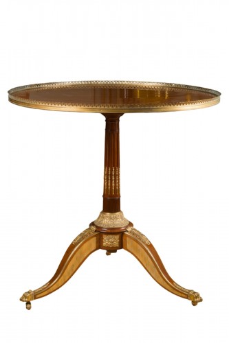 Guéridon en acajou estampillé Martin Carlin et JME