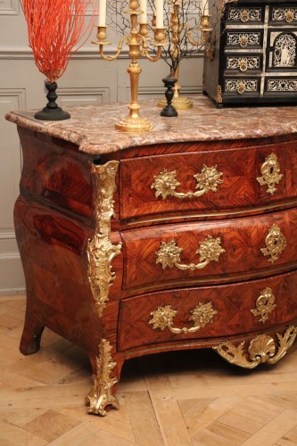 Commode tombeau d'époque Louis XV - Mobilier Style Louis XV