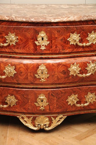 XVIIIe siècle - Commode tombeau d'époque Louis XV