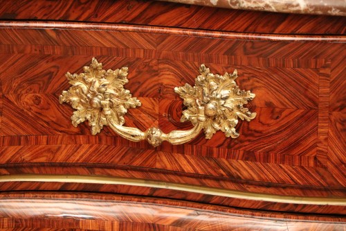 Antiquités - Commode tombeau d'époque Louis XV