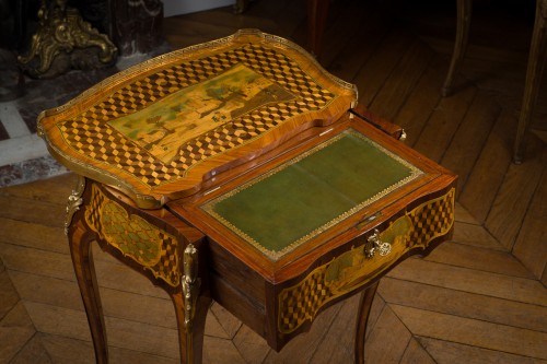 Antiquités - Table à écrire dite « à la Pompadour » estampillée Léonard Boudin