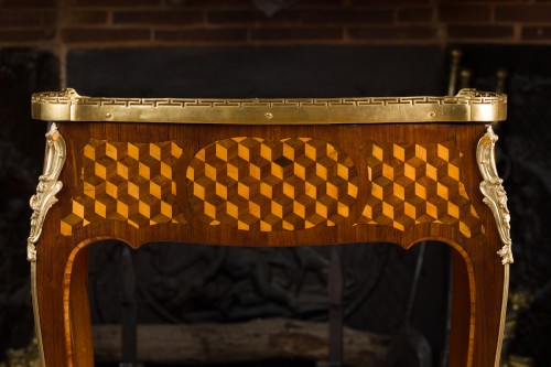 Antiquités - Table à écrire dite « à la Pompadour » estampillée Léonard Boudin