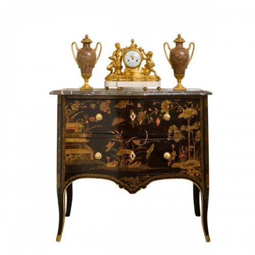 Commode sauteuse d’époque Louis XV, estampillée Delorme, laquée à la manière du japon